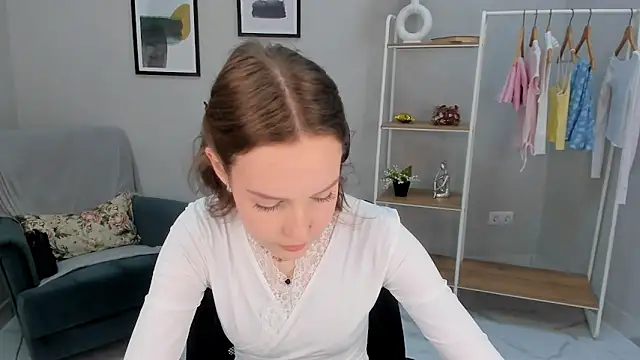 Gwen Moni online show from April 2026 01:08:02 PM