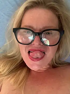 Snapshot of Love_Lee_xo chatting on June 2026 02:33:02 PM Love Lee xo online show from June 2026 02:33:02 PM