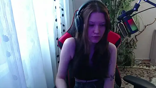 PunyKnee online show from April 2026 01:05:02 PM