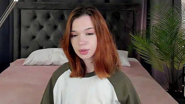 Snapshot of FoxLisa chatting on April 2026 08:33:02 PM FoxLisa online show from April 2026 08:33:02 PM