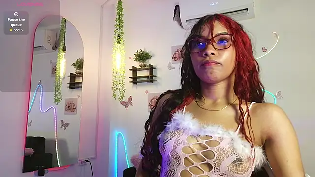 Daviana hill  online show from April 2026 01:05:02 PM