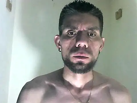 Snapshot of thomas2wood chatting on June 2026 01:28:02 AM thomas2wood online show from June 2026 01:28:02 AM