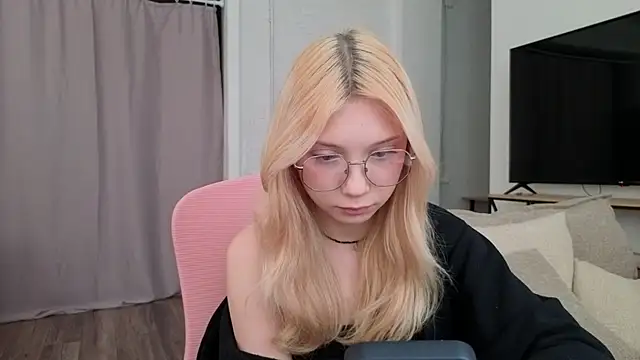 Snapshot of vielleee chatting on May 2026 03:45:02 AM vielleee online show from May 2026 03:45:02 AM