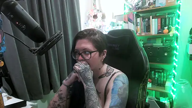 Snapshot of CaptivatedTate chatting on April 2026 02:22:02 AM CaptivatedTate online show from April 2026 02:22:02 AM