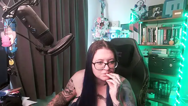 Snapshot of CaptivatedTate chatting on April 2026 02:06:01 AM CaptivatedTate online show from April 2026 02:06:01 AM