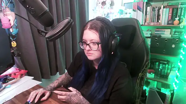 Snapshot of CaptivatedTate chatting on April 2026 12:16:02 AM CaptivatedTate online show from April 2026 12:16:02 AM