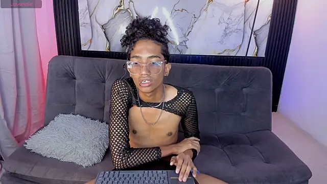 triiangel latinboy online show from May 2026 12:42:01 PM