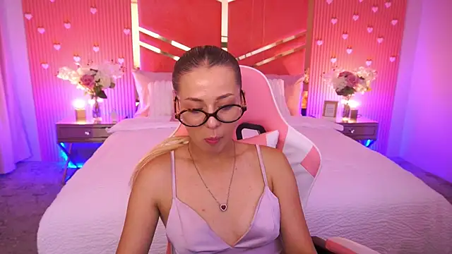 DoveLovee online show from June 2026 12:03:01 PM