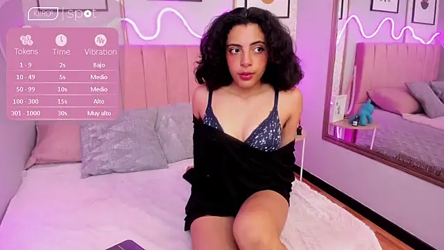 Snapshot of AURORAMILLSS chatting on April 2026 03:32:01 AM AURORAMILLSS online show from April 2026 03:32:01 AM