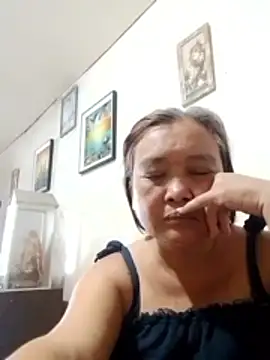 jeanyummytits online show from April 2026 10:38:01 PM