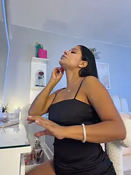 Snapshot of Elara_Luxe chatting on June 2026 10:29:01 PM Elara Luxe online show from June 2026 10:29:01 PM