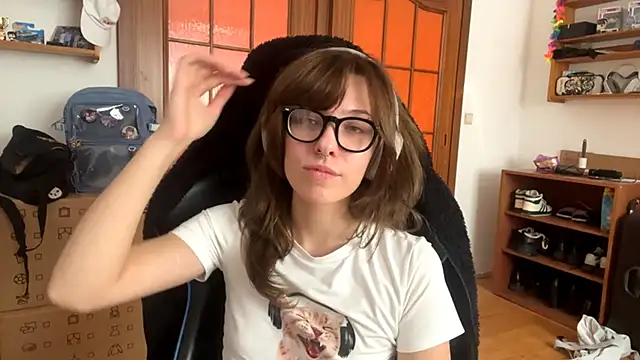 PillowPeachX online show from April 2026 11:42:01 AM