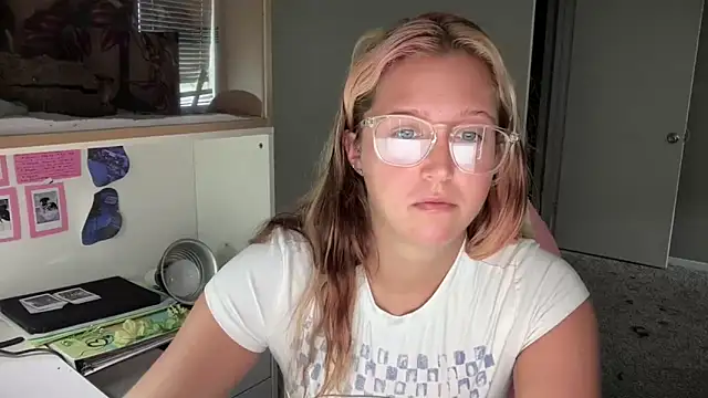 MUSCLEMOMMY1365 online show from May 2026 04:03:01 PM