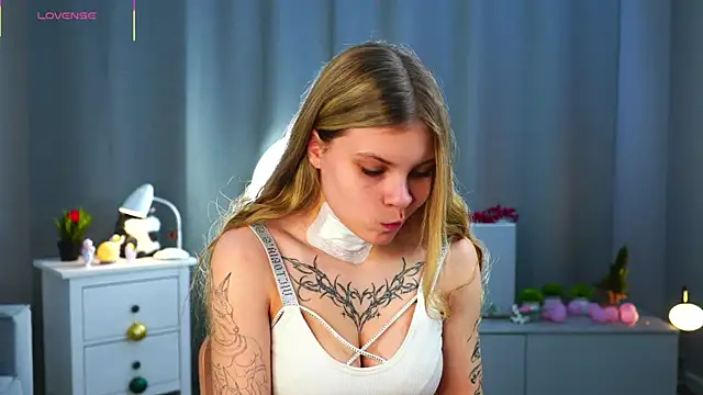 Snapshot of LesleeOpenshaw chatting on April 2026 02:45:01 PM LesleeOpenshaw online show from April 2026 02:45:01 PM