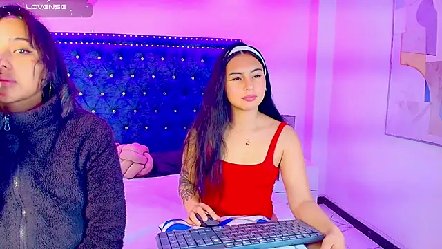 Snapshot of Serena_and_zoe chatting on April 2026 08:01:02 PM Serena and zoe online show from April 2026 08:01:02 PM