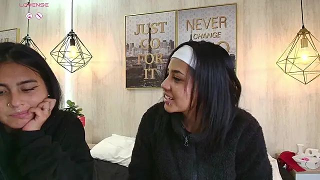 Snapshot of Serena_and_zoe chatting on April 2026 12:48:01 AM Serena and zoe online show from April 2026 12:48:01 AM