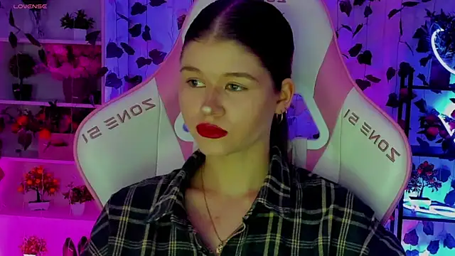 Snapshot of alice_tails chatting on April 2026 09:54:01 PM alice tails online show from April 2026 09:54:01 PM