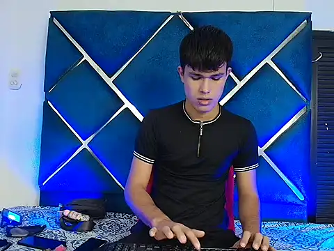 EdwinBoys online show from April 2026 01:06:02 PM