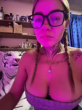 Snapshot of Violeta_queen1 chatting on June 2026 03:28:01 AM Violeta queen1 online show from June 2026 03:28:01 AM