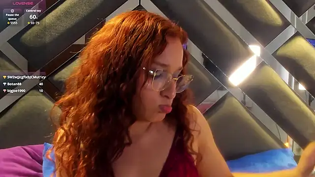 Snapshot of leahluna chatting on May 2026 08:33:02 AM leahluna online show from May 2026 08:33:02 AM