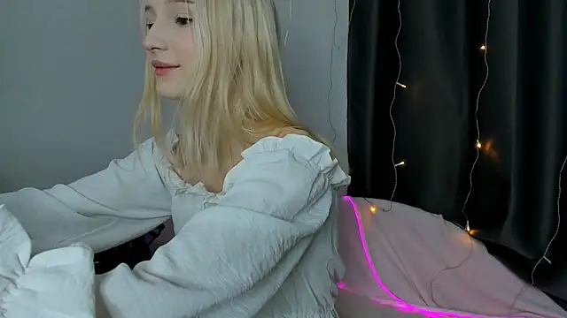 SophiaDarsly online show from April 2026 08:33:01 PM