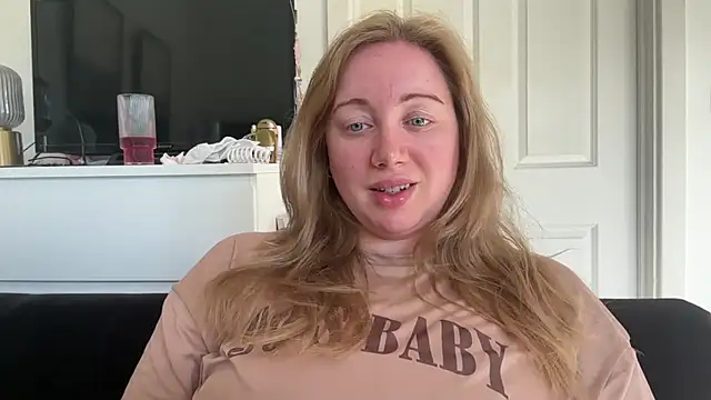 Snapshot of arielsweetieee chatting on June 2026 07:53:02 AM arielsweetieee online show from June 2026 07:53:02 AM
