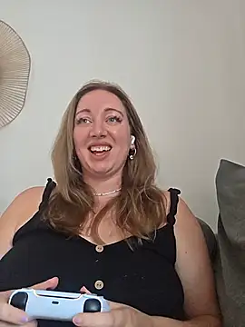arielsweetieee online show from July 2026 06:20:01 PM