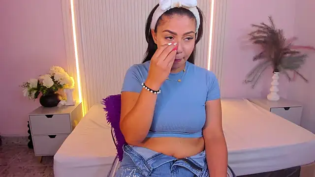 LucyWild8 online show from May 2026 05:34:02 PM