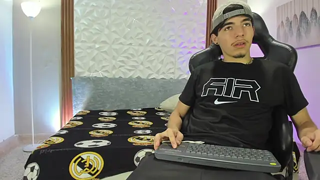 Cris yz online show from April 2026 09:18:02 PM