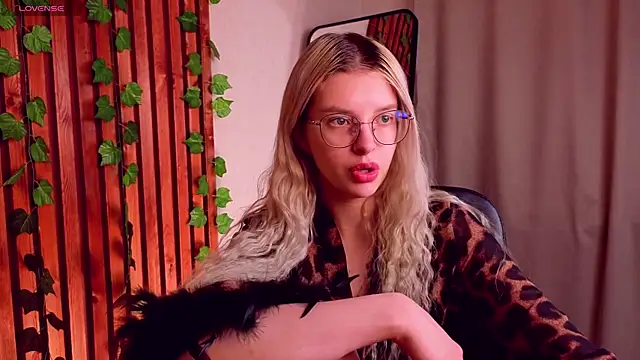 TiffyPeachy online show from April 2026 10:54:01 AM