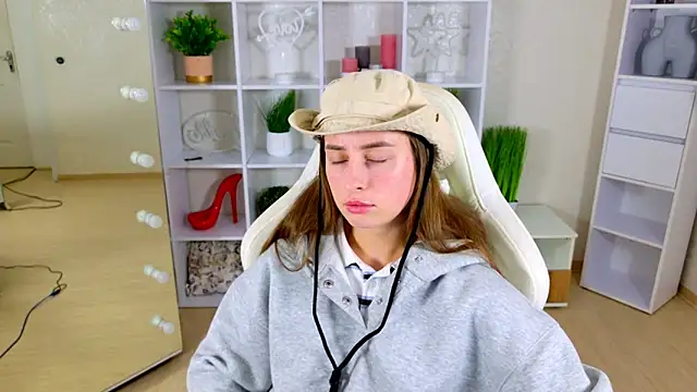 NadinnL online show from May 2026 06:54:01 AM