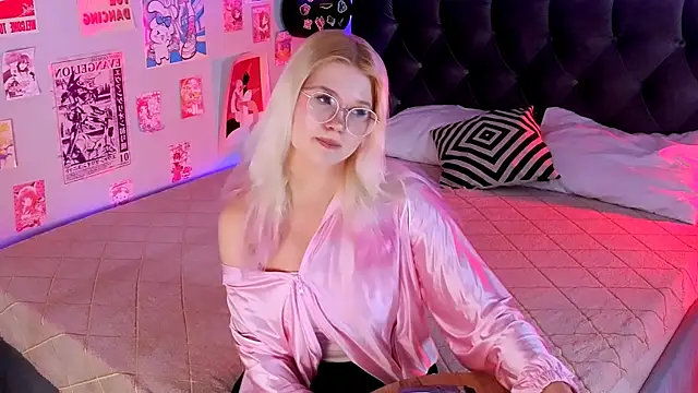 LunariaFox online show from June 2026 03:03:03 PM