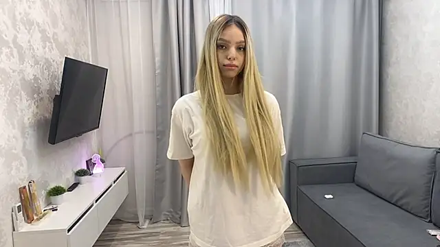 Mooniesiesita online show from April 2026 11:07:01 PM