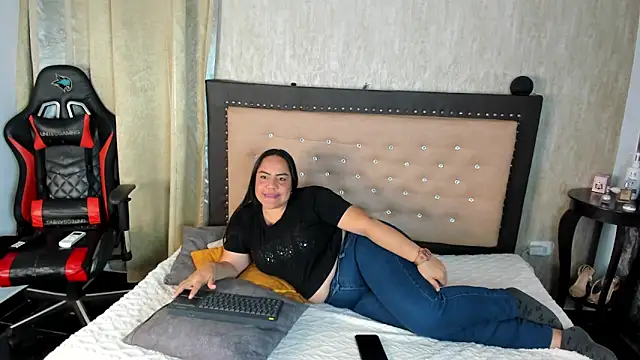 Snapshot of Zoedeleon chatting on May 2026 07:30:02 PM Zoedeleon online show from May 2026 07:30:02 PM