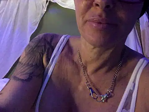Snapshot of claraxloveuse chatting on May 2026 12:21:02 PM claraxloveuse online show from May 2026 12:21:02 PM