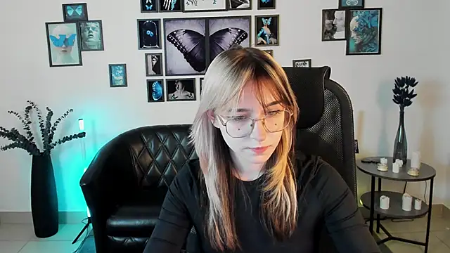 Snapshot of NyxCalderra chatting on May 2026 10:00:01 AM NyxCalderra online show from May 2026 10:00:01 AM