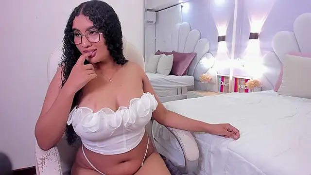 Snapshot of roxy_domnin chatting on May 2026 04:39:01 AM roxy domnin online show from May 2026 04:39:01 AM