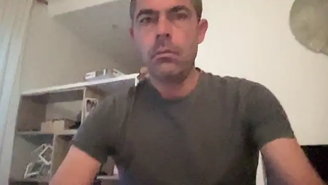 Snapshot of Riccardo86xx chatting on April 2026 04:08:02 AM Riccardo86xx online show from April 2026 04:08:02 AM