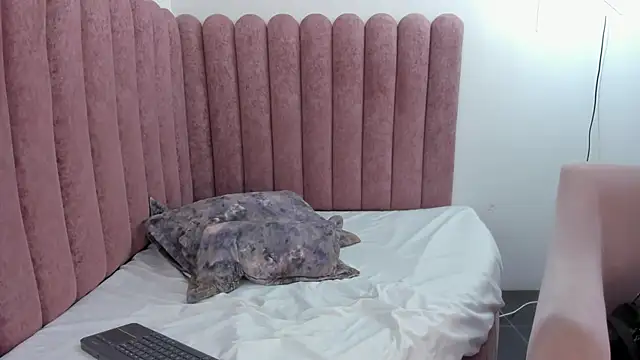 CoralRuiz online show from May 2026 08:06:01 PM