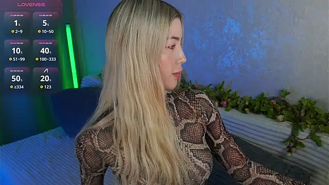 Snapshot of LindaThackerr chatting on August 2026 04:25:01 AM LindaThackerr online show from August 2026 04:25:01 AM