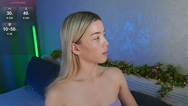 Snapshot of LindaThackerr chatting on August 2026 04:28:01 AM LindaThackerr online show from August 2026 04:28:01 AM