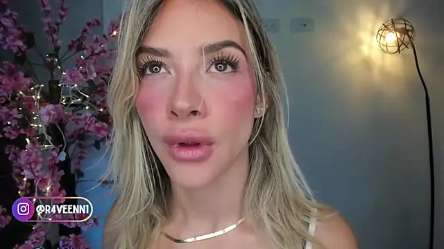 Snapshot of R4-V3N chatting on December 2024 08:18:01 AM R4-V3N online show from December 2024 08:18:01 AM