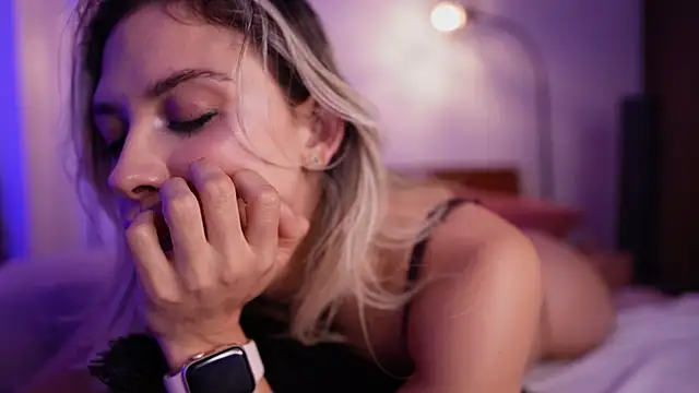 Snapshot of R4-V3N chatting on February 2025 07:29:01 AM R4-V3N online show from February 2025 07:29:01 AM