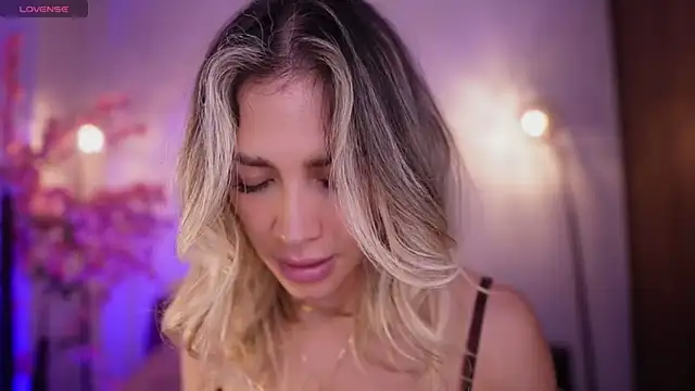 Snapshot of R4-V3N chatting on March 2025 11:17:01 AM R4-V3N online show from March 2025 11:17:01 AM