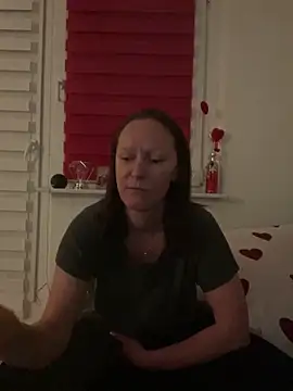 Snapshot of LindaLee90 chatting on June 2026 10:43:01 PM LindaLee90 online show from June 2026 10:43:01 PM