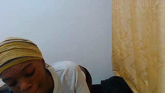 Snapshot of PetiteBarbie_05 chatting on June 2026 06:48:02 AM PetiteBarbie 05 online show from June 2026 06:48:02 AM