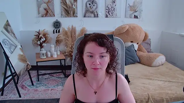 Snapshot of AureliaGleam chatting on June 2026 04:25:02 AM AureliaGleam online show from June 2026 04:25:02 AM
