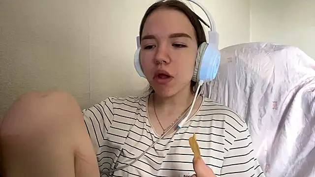 FewerCadre online show from May 2026 07:27:01 AM