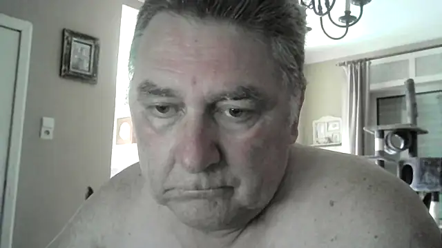 Snapshot of edje59a chatting on April 2026 06:18:01 AM edje59a online show from April 2026 06:18:01 AM