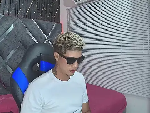 Snapshot of dominic_connor chatting on June 2026 04:17:01 AM dominic connor online show from June 2026 04:17:01 AM